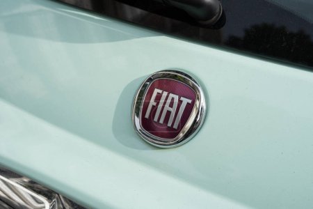 Foto de Tarragona, España - 29 de octubre de 2022: logotipo de Fiat en un primer plano de coche. - Imagen libre de derechos