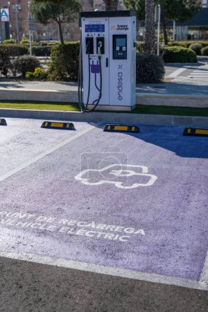 Téléchargez les photos : Tarragone, Espagne - 02 février 2023 : Borne de recharge pour voitures électriques dans le parking de McDonalds. - en image libre de droit