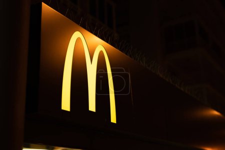 Foto de Tarragona, España - 09 de junio de 2023: McDonalds Arches firma como se ve en el restaurante de comida rápida McDonalds. - Imagen libre de derechos