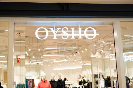 Foto de Tarragona, España - 08 de febrero 2023: Oysho es una tienda de ropa española que vende ropa interior y ropa interior femenina - Imagen libre de derechos