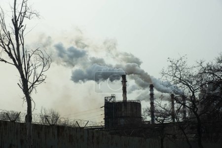 Foto de Humo de las chimeneas de la fábrica. Contaminación ambiental. - Imagen libre de derechos