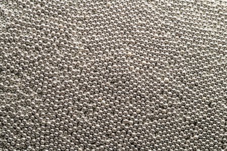 Foto de Textura de pequeñas bolas metálicas de plata vista superior. - Imagen libre de derechos