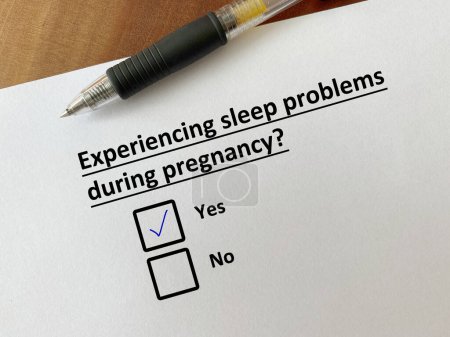 Foto de Una persona está respondiendo a la pregunta sobre el embarazo. Durante el embarazo, experimenta problemas de sueño.. - Imagen libre de derechos
