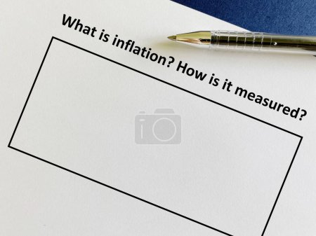 Foto de Una persona está respondiendo a la pregunta sobre la inflación. Está pensando qué es la inflación y cómo medirla.. - Imagen libre de derechos