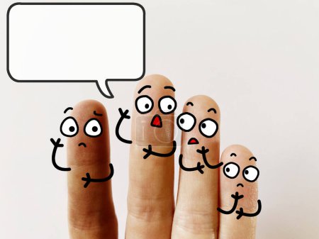 Téléchargez les photos : Quatre doigts sont décorés comme quatre personnes. L'un d'eux est étranger et il est discriminé. - en image libre de droit