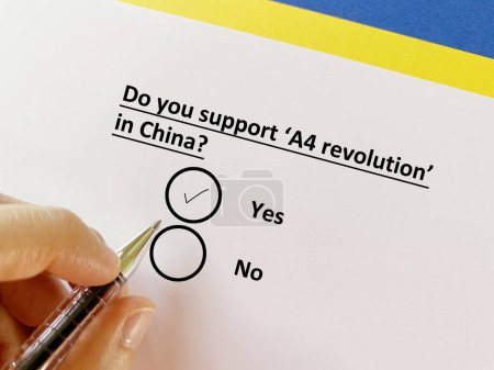 Téléchargez les photos : Une personne répond à la question sur la protestation et le mouvement social. Il soutient la révolution a4 en Chine. - en image libre de droit