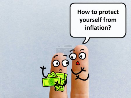 Zwei Finger sind als zwei Personen dekoriert, die über Inflation und Wirtschaft diskutieren. Einer von ihnen fragt, wie man sich vor Inflation schützen kann.
