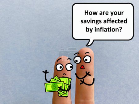 Zwei Finger sind als zwei Personen dekoriert, die über Inflation und Wirtschaft diskutieren. Einer von ihnen fragt seinen Freund, wie sich die Inflation auf seine Ersparnisse auswirkt.