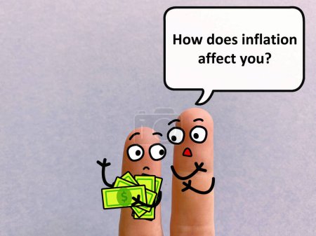 Zwei Finger sind als zwei Personen dekoriert, die über Inflation und Wirtschaft diskutieren. Einer von ihnen fragt, wie sich die Inflation auf sie auswirkt.