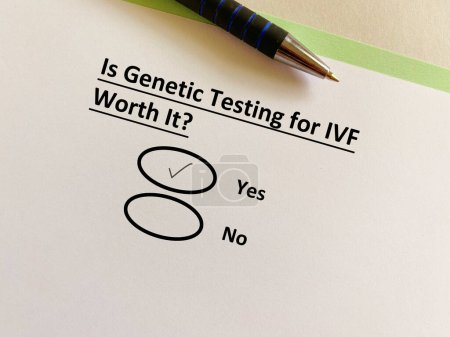 Foto de Una persona está respondiendo a una pregunta sobre la infertilidad. Cree que las pruebas genéticas para FIV valen la pena.. - Imagen libre de derechos