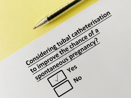 Téléchargez les photos : Une personne répond à une question sur l'infertilité. Elle envisage un cathétérisme tubaire pour améliorer les chances d'une grossesse spontanée. - en image libre de droit
