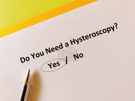 Eine Person beantwortet Fragen über Unfruchtbarkeit. Sie braucht eine Hysteroskopie.