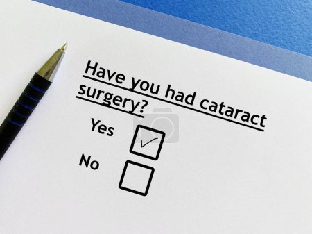 Téléchargez les photos : One person is answering question about surgical procedure. He had cataract surgery. - en image libre de droit