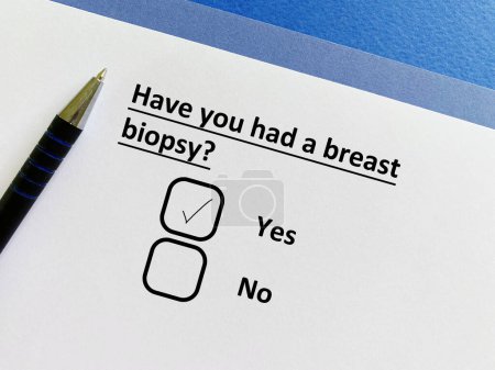 Téléchargez les photos : One person is answering question about surgical procedure. He had a breast biopsy. - en image libre de droit