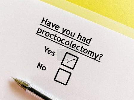 Téléchargez les photos : One person is answering question about surgical procedure. He had proctocolectomy. - en image libre de droit