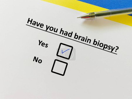 Téléchargez les photos : One person is answering question about surgical procedure. He had brain biopsy. - en image libre de droit