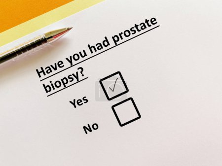 Téléchargez les photos : One person is answering question about surgical procedure. He had prostate biopsy. - en image libre de droit