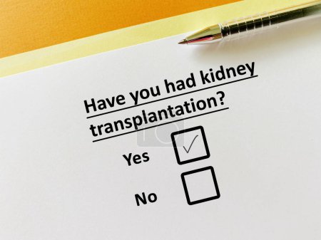 Téléchargez les photos : One person is answering question about surgical procedure. He had kidney transplantation. - en image libre de droit