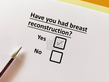 Téléchargez les photos : One person is answering question about surgical procedure. He had breast reconstruction. - en image libre de droit