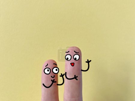 Téléchargez les photos : Deux doigts sont décorés comme deux personnes. Ils parlent joyeusement.. - en image libre de droit