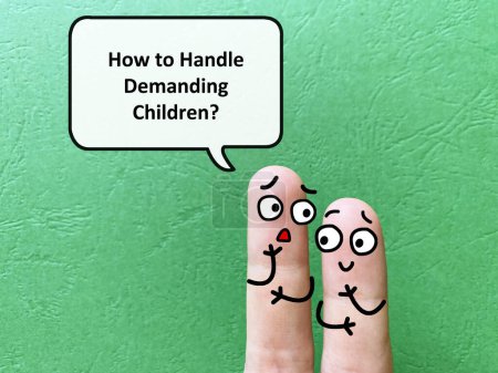Téléchargez les photos : Two fingers are decorated as two person. One of them is asking another how to handle demanding children. - en image libre de droit