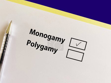 Téléchargez les photos : A person is answering question about social issues. He chooses monogamy over polygamy. - en image libre de droit