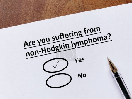 Téléchargez les photos : A person is answering question about illness. She is suffering from non Hodgkin lymphoma. - en image libre de droit