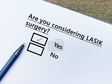 Téléchargez les photos : A person is answering question about eyes. He is considering LASIK surgery. - en image libre de droit