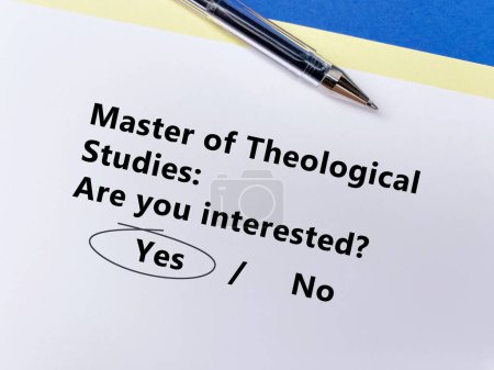 Foto de Una persona está respondiendo a una pregunta acerca de la educación superior. Él está interesado en el maestro de estudios teológicos. - Imagen libre de derechos