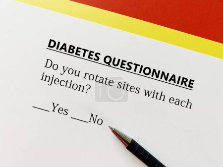 Foto de A person is answering question about diabetes. He is thinking if he rotates sites with each injection. - Imagen libre de derechos