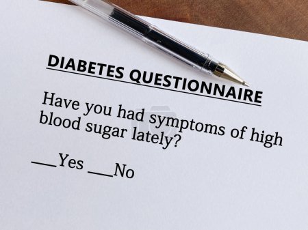 Una persona está respondiendo a una pregunta sobre la diabetes. Él está pensando si tiene síntomas de azúcar alta en sangre últimamente..