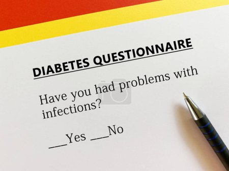 Foto de A person is answering question about diabetes. He is thinking if he has problems with infections - Imagen libre de derechos
