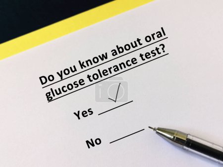Téléchargez les photos : A person is answering question about diabetes. He knows about oral glucose tolerance test. - en image libre de droit