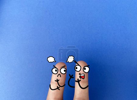 Téléchargez les photos : Deux doigts sont décorés comme deux personnes. Ils se disputent. - en image libre de droit