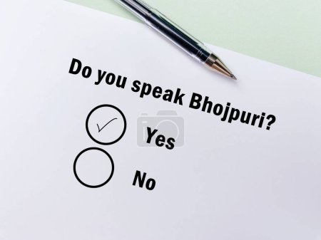 Foto de Una persona está respondiendo a una pregunta sobre idiomas. Habla Bhojpuri.. - Imagen libre de derechos