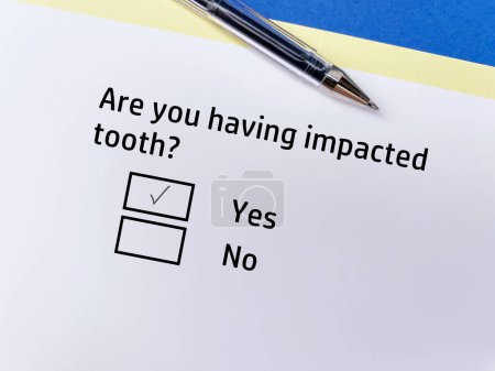 Foto de Una persona está respondiendo a una pregunta sobre el cuidado dental. Ha impactado el diente.. - Imagen libre de derechos