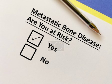 Foto de Una persona está respondiendo a una pregunta sobre la enfermedad ortopédica. Está en riesgo de enfermedad ósea metastásica.. - Imagen libre de derechos