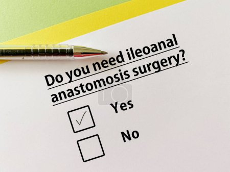 Foto de Una persona está respondiendo a una pregunta sobre problemas intestinales. Necesita cirugía de anastomosis ileoanal.. - Imagen libre de derechos