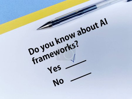 Foto de Una persona está respondiendo a una pregunta sobre inteligencia artificial. Él sabe sobre los marcos de IA. - Imagen libre de derechos