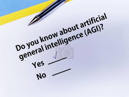 Foto de Una persona está respondiendo a una pregunta sobre inteligencia artificial. Conoce la inteligencia general artificial (AGI)) - Imagen libre de derechos