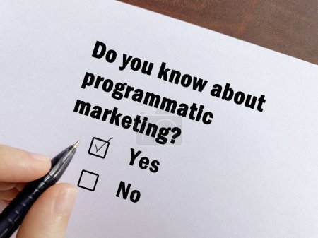 Una persona está respondiendo a la pregunta sobre la publicidad. Él sabe sobre marketing programático.