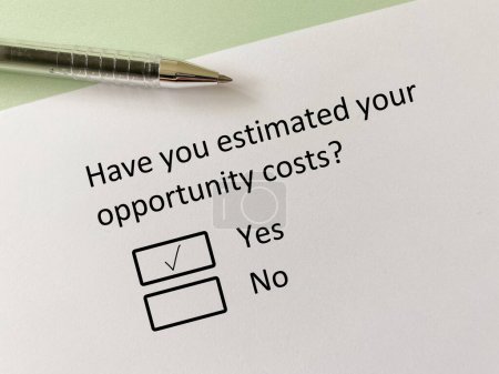 Foto de Una persona está respondiendo a una pregunta sobre finanzas. Ha estimado sus costos de oportunidad. - Imagen libre de derechos