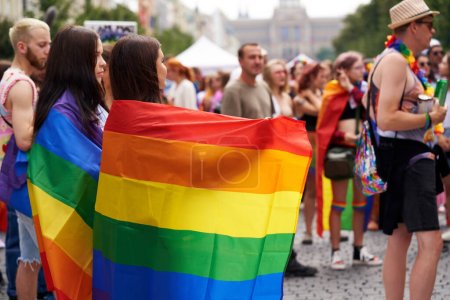 Foto de PRAGA, REPÚBLICA CHECA - 13 de agosto de 2022: Mujeres LGBT con coloridas banderas de arco iris en la plaza Wenceslao durante el orgullo gay - Imagen libre de derechos