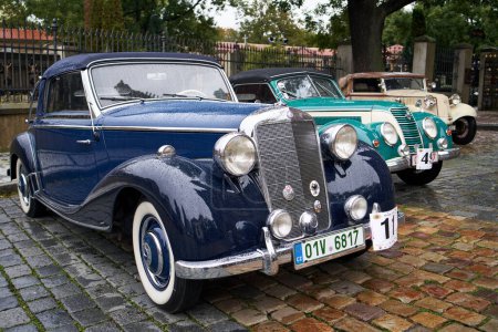 Téléchargez les photos : PRAGUE, RÉPUBLIQUE TCHÈQUE - 1er OCTOBRE 2022 : Mercedes bleue vintage et autres voitures à l'événement Prazska Noblesa - en image libre de droit