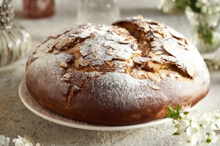 Téléchargez les photos : Mazanec - pâtisserie traditionnelle tchèque de Pâques sur une table - en image libre de droit