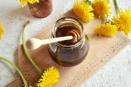 Téléchargez les photos : Un pot de miel de pissenlit à base de fleurs fraîches - en image libre de droit