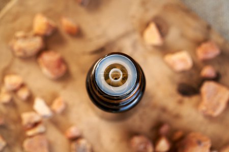 Téléchargez les photos : Une bouteille d'huile essentielle d'aromathérapie à la résine styrax benzoin, vue du dessus - en image libre de droit