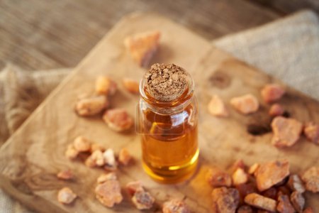 Téléchargez les photos : Une bouteille transparente d'huile essentielle d'aromathérapie à la résine styrax benzoïne - en image libre de droit