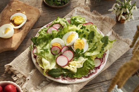 Salade de printemps aux ?ufs et plantes sauvages comestibles - potamot, tétranyque et achillée