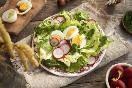 Salade de printemps aux ?ufs et aux plantes sauvages comestibles - potamot, tétranyque et jeunes feuilles d'achillée